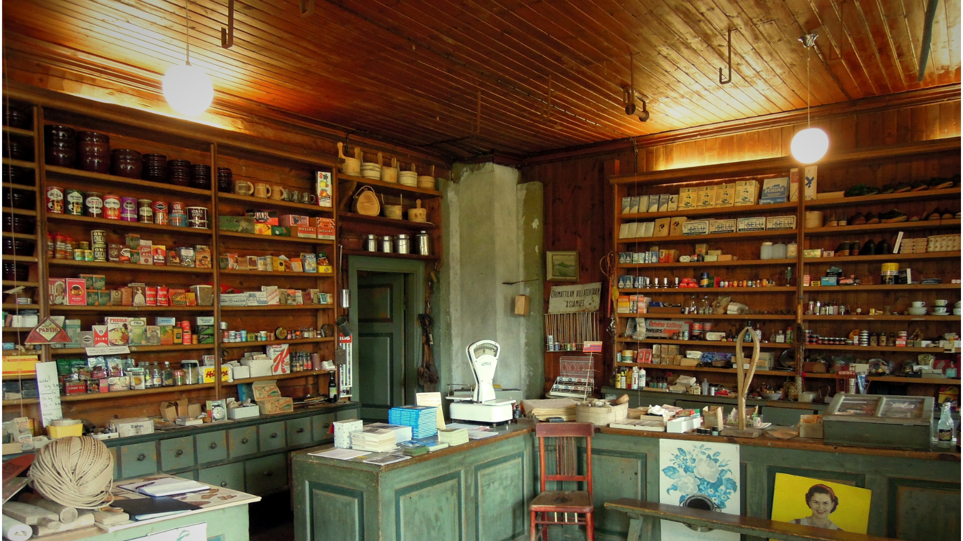 A Maamis retail store stocked with shelf-ready masalas